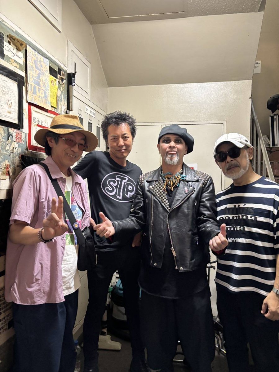 先ほど帰宅　カメラマン菊池さんの還暦イベントで新宿ロフトに行ってきました　菊池さんおめでとうございま～す　ロフトに全員いるので演奏してないけど久々のモスキートスパイラル写真（撮影恭子ちゃん）