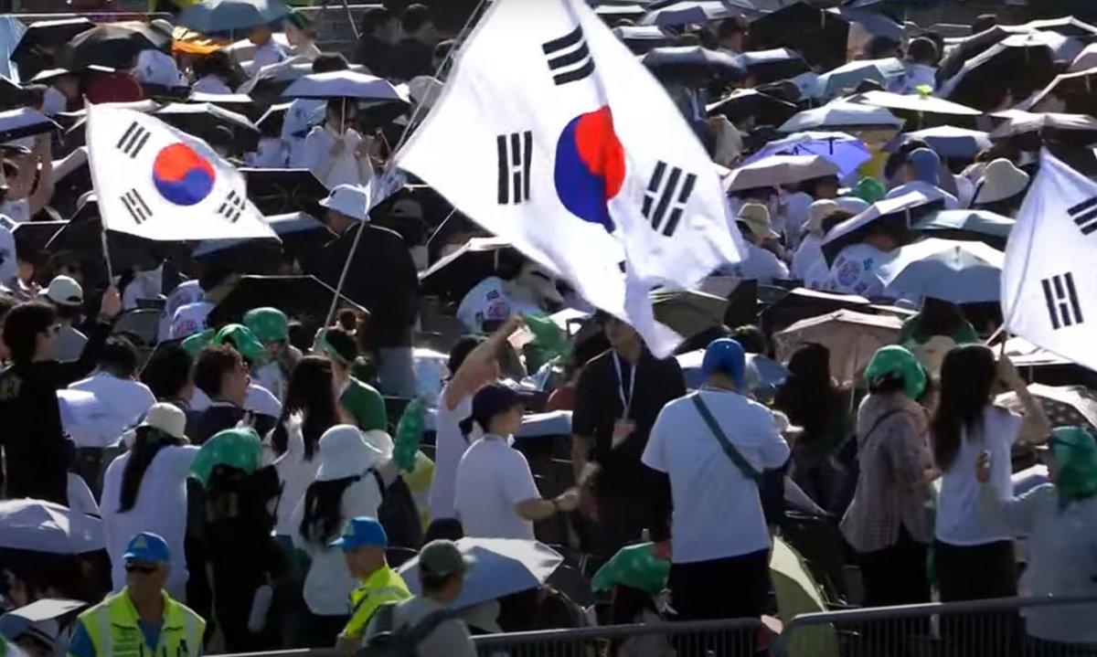 romereports's tweet photo. Do you know where the next #WYD will take place? ๐๐ง
South Korean flags are waving at Tor #Vergata ๐
#Seoul 2027 will welcome young people from around the world to gather with @Pontifex
But for now... ๐
#Testimonies are taking the stage to inspire everyone presentโผ๏ธ https://t.co/Rk0TGMjxsK