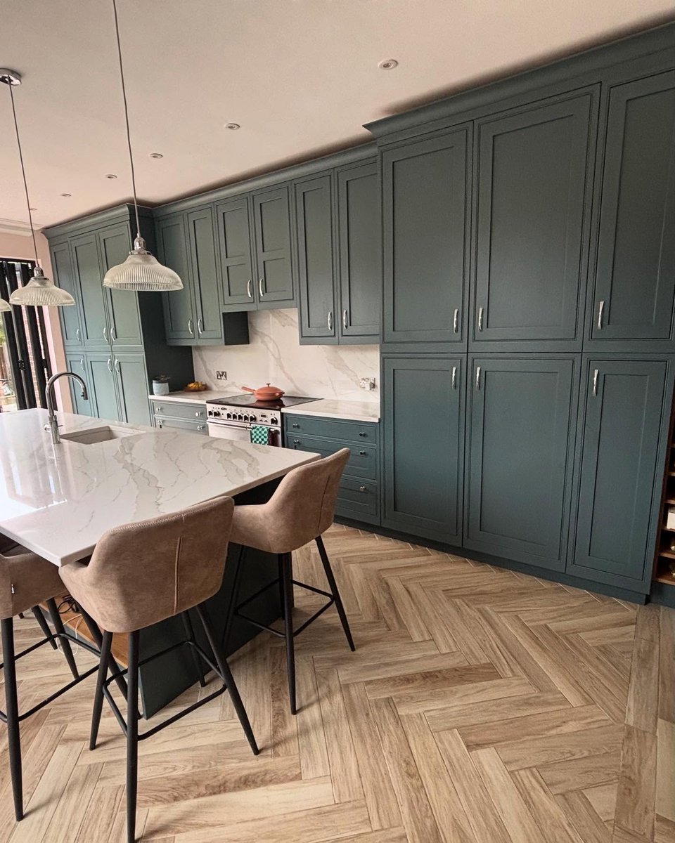 wallsandfloors's tweet image. From dated to dream kitchen ✨ 

ig bm_our_edwardian has completely transformed this space with deep green cabinetry, soft blush walls, and our Bosco Noce Wood Effect Tiles in a herringbone layout 🌿

Order a free sample: wallsandfloors.co.uk/bosco-noce

#tiles #herringbone #kitchen
