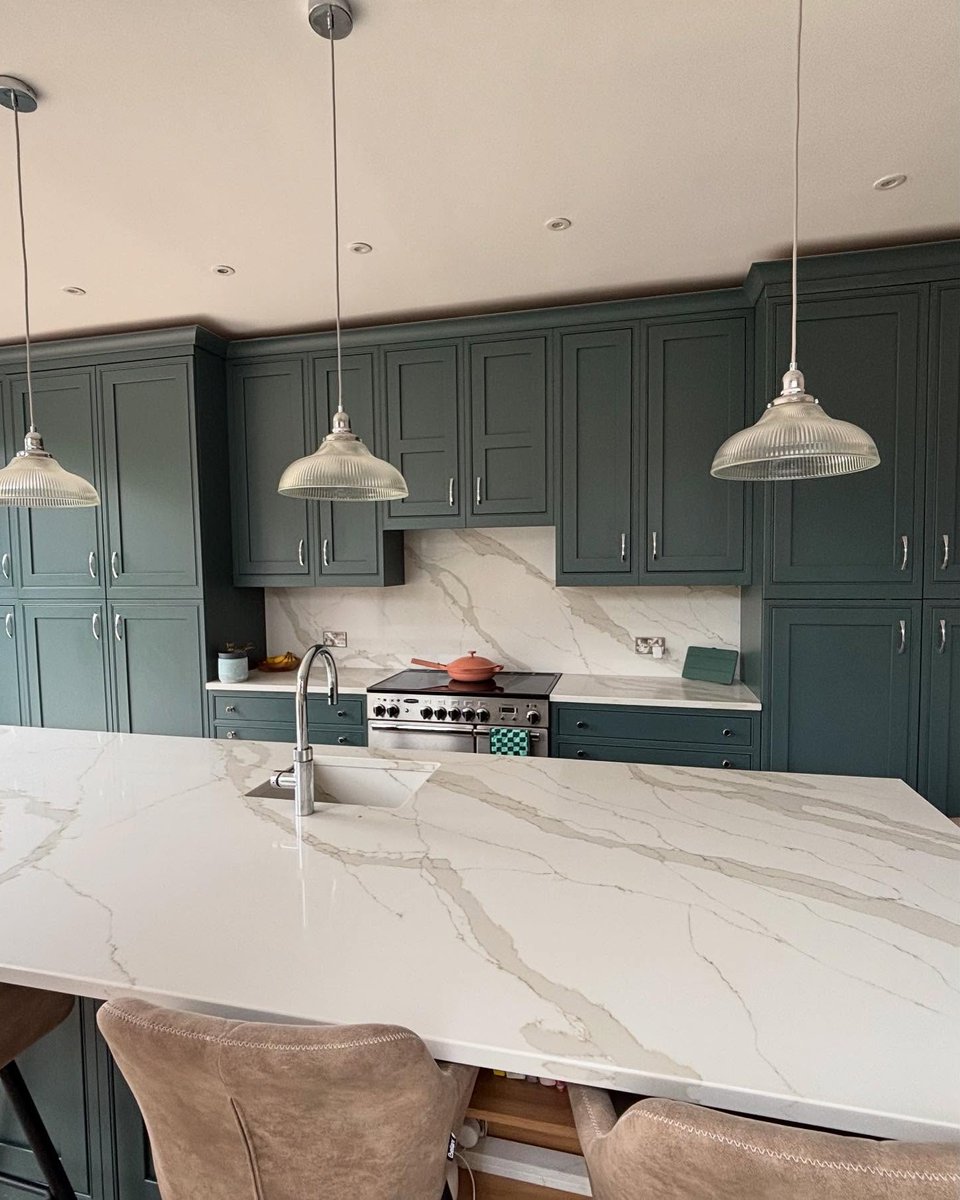 wallsandfloors's tweet image. From dated to dream kitchen ✨ 

ig bm_our_edwardian has completely transformed this space with deep green cabinetry, soft blush walls, and our Bosco Noce Wood Effect Tiles in a herringbone layout 🌿

Order a free sample: wallsandfloors.co.uk/bosco-noce

#tiles #herringbone #kitchen