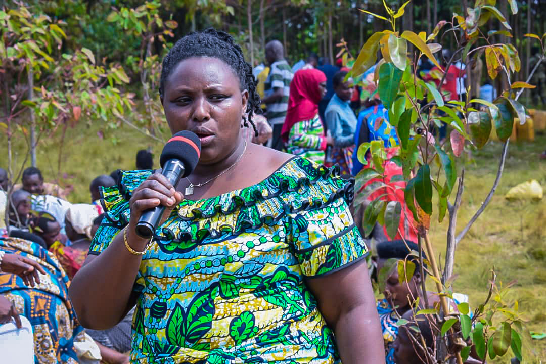 Gitega's tweet photo. #Gitega : Ibirori vyo guhimbaza umunsi mukuru wahariwe amakomine muri komine #Mwaro wahimbarijwe ku kibuga c'umupira w'amaguru ca #Kigutu.Mw'ijambo ry'ikaze ,umunyamabanga nshingabikorwa wa komine Mwaro,#Carine_Kaneza yashikirije aho ibikorwa vy'iterambere bigeze muri iyo komine. https://t.co/CO1BqHe4gg