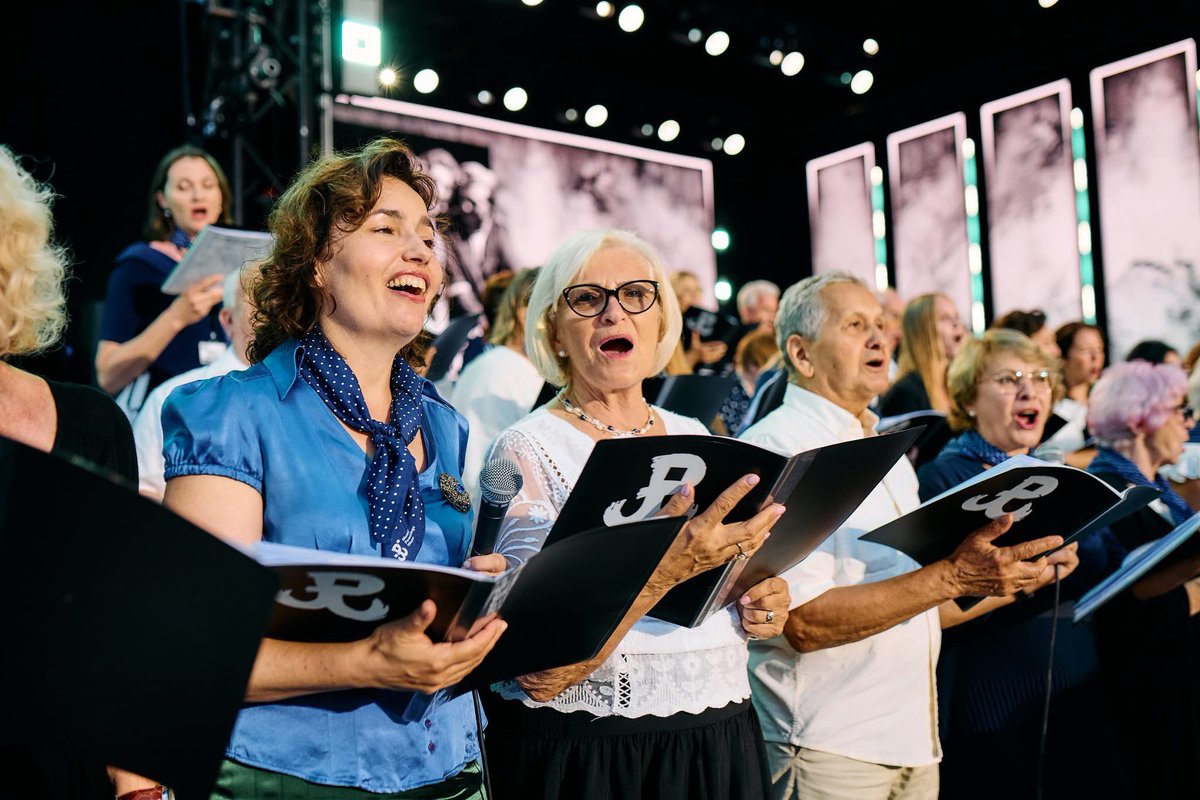 Ach, co to był za wieczór! ❤️

Wczoraj Plac Piłsudskiego wypełnił się śpiewem, wzruszeniem i niezwykłą wspólnotą. Koncert (nie)zakazane piosenki to coś więcej niż wydarzenie – to głos kilkudziesięciu tysięcy serc, które zabrzmiały razem!

Blisko 20 tysięcy osób na miejscu i