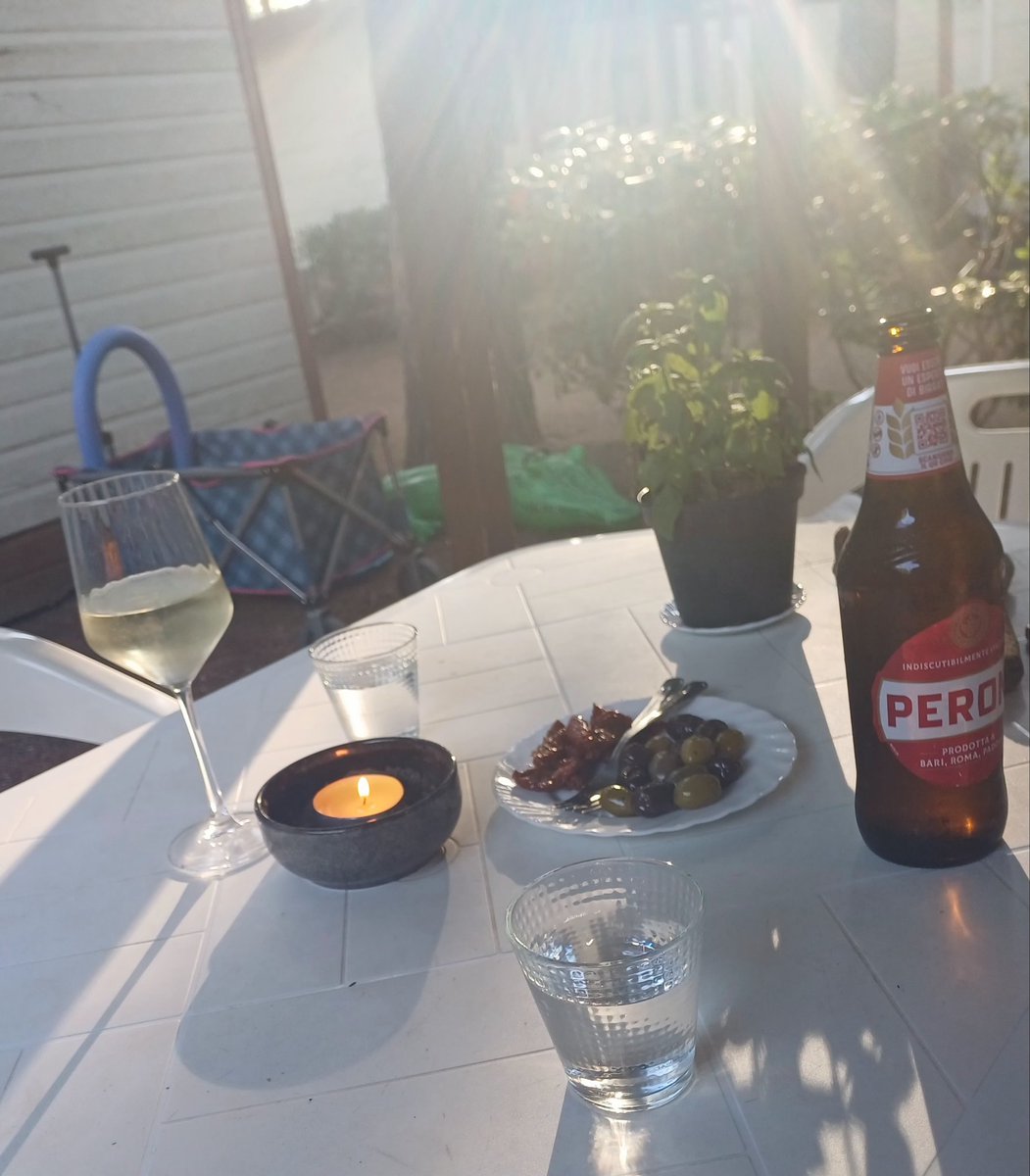 Zon, drank, eten

Ondanks alle Ernemse ellende met ons mooie klote geel en zwart is het soms toch nog ook even:

               🇮🇹 La vita è bella 🇮🇹
