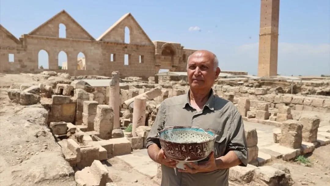 UNESCO Dünya Miras Geçici Listesi'nde bulunan dünyanın en eski yerleşim bölgelerinden Şanlıurfa Harran Ören Yeri'nde, Orta Çağ döneminden kalma yaklaşık 9 asırlık seramik tören kabı ortaya çıkarıldı. (AA)