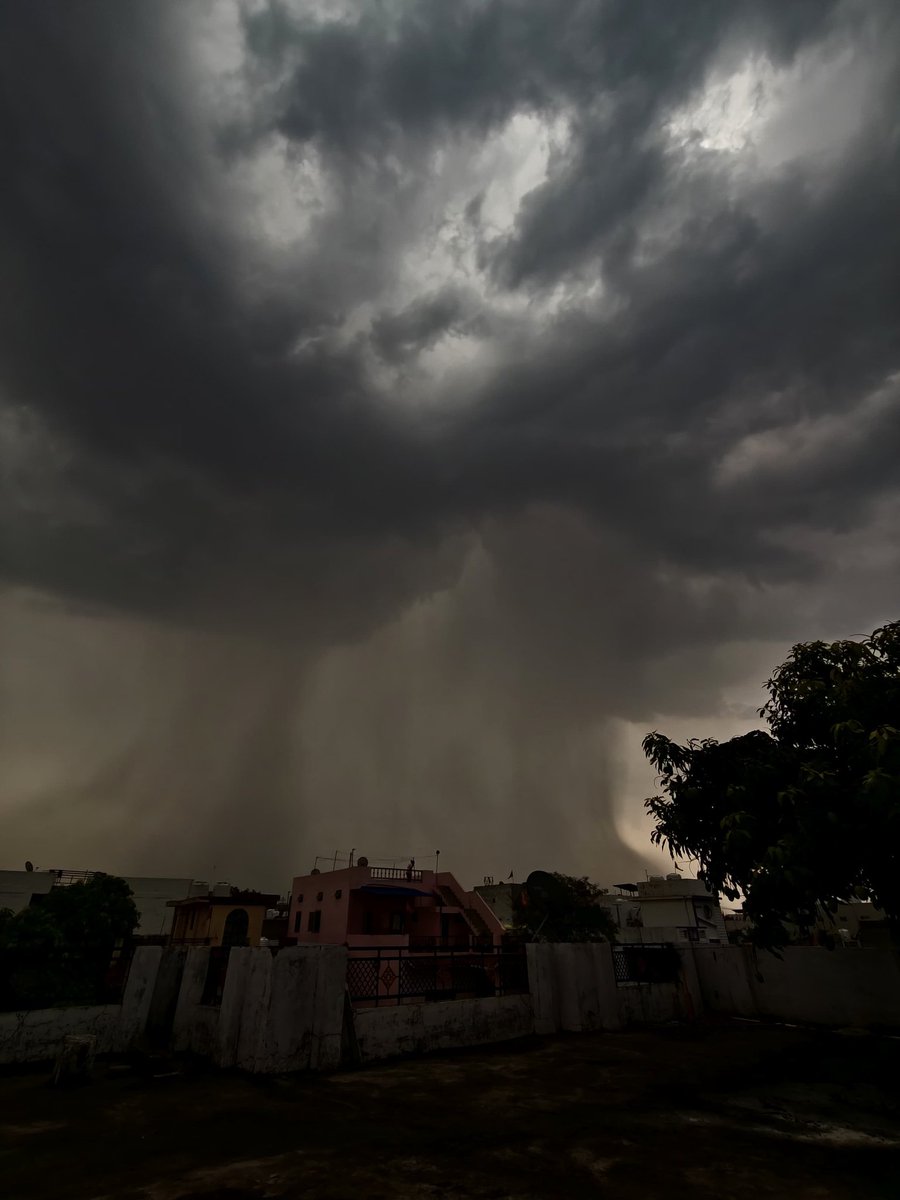 Cyclone Analysers (@cycloneanalyser) on Twitter photo This is how a #microburst looks like, captured by our storm chaser <a href="/TheLightningzon/">World Wide Weather Watcher</a> from #Jabalpur, #MadhyaPradesh on May 3, 2025. This is how a #microburst looks like, captured by our storm chaser <a href="/TheLightningzon/">World Wide Weather Watcher</a> from #Jabalpur, #MadhyaPradesh on May 3, 2025.