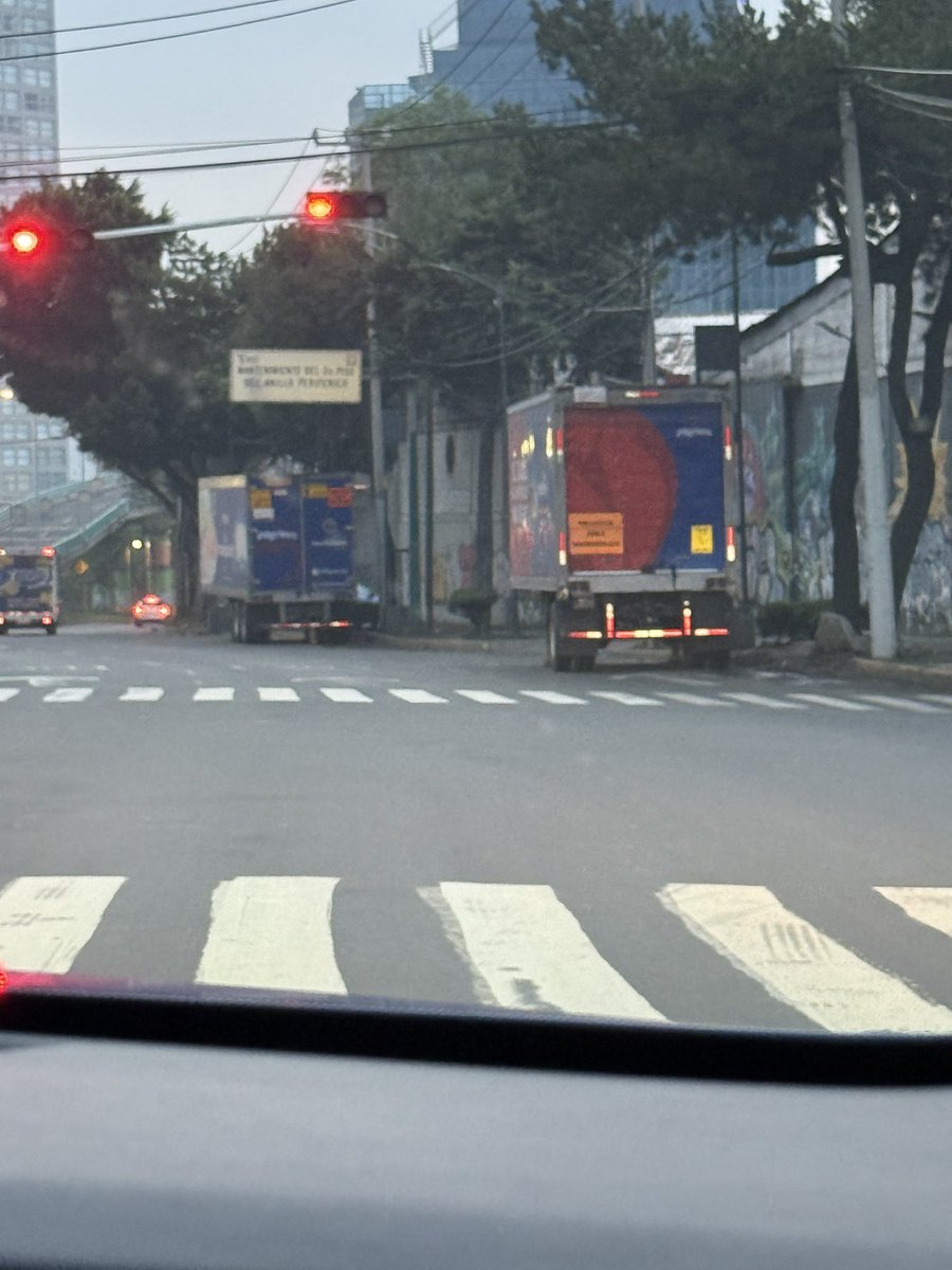 yaregroldan's tweet photo. @CMTPilgrims sus camiones toman la avenida para estacionar sus unidades lo hacen cada miércoles y viernes , 
Esto en la avenida san Antonio CDMX en Carola https://t.co/iL0job29ln