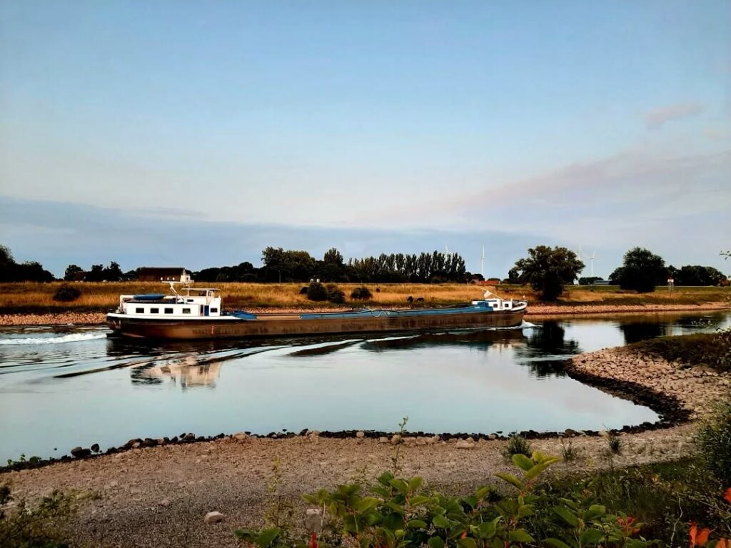 palblog's tweet photo. Nederland: Vrachtboot op de IJssel, Gelderland https://t.co/zmXtz9LRQv #avondfotografie #avondkleuren #dutchlandscape #eveningsky #gelderland #gelderlandinbeeld https://t.co/359azO6pVM