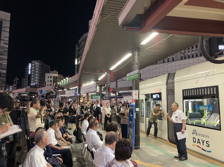HIRODENofficial's tweet photo. 2025年8月2日(土)の最終便をもちまして、開業以来続いた現行ルートでの運行が終了しました。
多くの方々に見送られ、最終電車が出発していきました。
長きにわたりご利用いただいた皆様に心より感謝申し上げます。
今後も引き続き広電電車、バスをご利用いただきますようよろしくお願いいたします。 https://t.co/kcwFNRbXeh