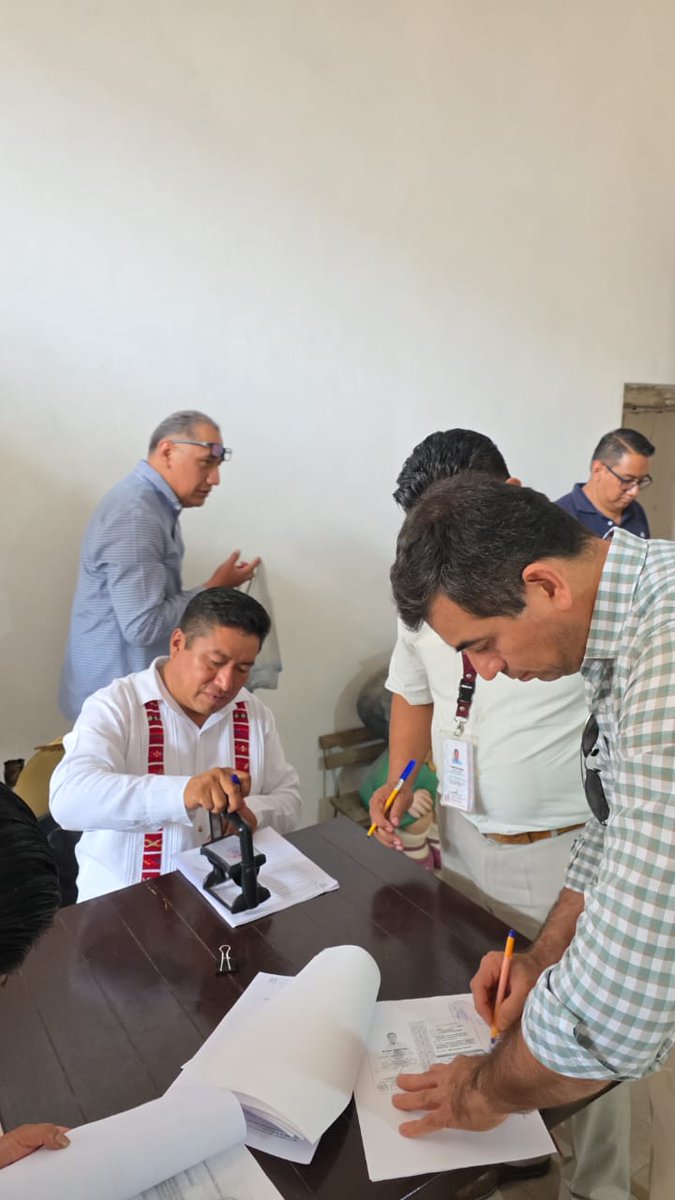 ContraProMx's tweet photo. 🔴📣 Revoca Gobierno de #Oaxaca 3 #FIATS #notariales a Jorge Alberto Gómez Merlo, Laetitia Molina Pertierra y Rodolfo Morales Pazos
#Oaxaca de Juárez, Oax. 2 de agosto de 2025.- La Consejería Jurídica y Asistencia Legal del Gobierno de Oaxaca revocó tres FIATS notariales, que fueron otorgadas de manera irregular en administraciones estatales anteriores.
El titular de esta dependencia, @geovanyvasquez Vásquez Sagrero señaló que en la entrega de estas patentes notariales no se cumplieron los requisitos de elegibilidad establecidos en el artículo 12 de la Ley del #Notariado para el Estado de Oaxaca; en consecuencia, se clausuraron las notarías, y se llevó a cabo la devolución de libros, apéndices y sellos de autorización que tenían los titulares en su poder.
El director general de Notarías y Archivo General de Notarías, Víctor Manuel Aguilar Ávila expuso que las FIATS en cuestión, son: la número 135, ubicada en Asunción #Nochixtlán perteneciente a #JorgeAlbertoGómezMerlo; número 24 ubicado en la calle de Los Libres 611, colonia Centro de la capital del estado, asociada a #RodolfoMoralesPazos.
Además, la número 103 localizada en la calle Cuauhtémoc 439 en el Ejido Guadalupe Victoria, de la ciudad de Oaxaca; cuya titular era #LaetitiaMolinaPertierra, quien entregó 127 libros abiertos, uno cerrado y 176 apéndices.
Cabe señalar que a Gómez Merlo le fue dada la patente notarial en diciembre del año 2020; mientras que a Molina Pertierra y Morales Pazos, en mayo de 2007 y noviembre de 2005, respectivamente.
El consejero jurídico precisó que la revocación del FIAT a Jorge Alberto Gómez Merlo es resultado de un procedimiento administrativo independiente a los procesos penales que lleva la Fiscalía General del Estado (FGEO), en contra de esta persona señalada como parte del Cártel del Despojo.
Estas acciones, agregó, cumplen las instrucciones del Gobernador @salomonj Jara Cruz, quien conforme a la ley es depositario de la fe pública; con el objetivo de restablecer el Estado de Derecho.
La ciudadanía que tenga actos jurídicos inconclusos con alguna de estas FIATS revocadas, debe acudir a la Dirección General de Notarías y Archivo General de Notarías, ubicada en Ciudad Administrativa "Benemérito de las Américas", edificio 4 "Rodolfo Morales", carretera Oaxaca - Istmo, en el municipio de Tlalixtac de Cabrera.