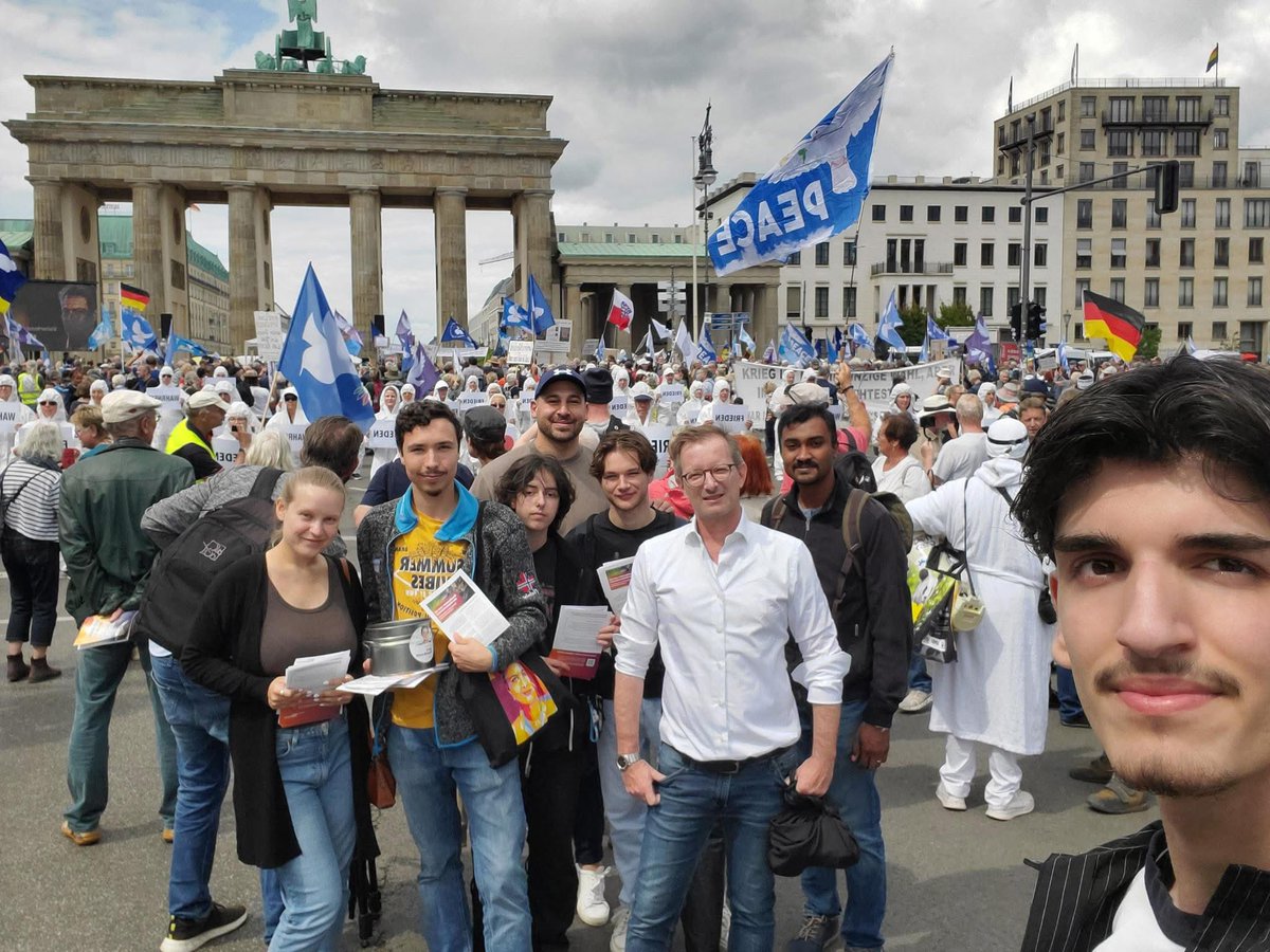 Frederick Broßart (@freddyerstrecht) on Twitter photo Auf eine Friedensdemo gehen, die von Querdenkern organisiert wurde und an der auch Rechte teilnehmen - darf man das? In einem offenen Brief an ver.di Berlin begründet <a href="/AlexKingMdA/">Alexander King</a> , warum er nicht dem Aufruf zur Gegendemo gefolgt ist, sondern sich - gemeinsam mit einigen Auf eine Friedensdemo gehen, die von Querdenkern organisiert wurde und an der auch Rechte teilnehmen - darf man das? In einem offenen Brief an ver.di Berlin begründet <a href="/AlexKingMdA/">Alexander King</a> , warum er nicht dem Aufruf zur Gegendemo gefolgt ist, sondern sich - gemeinsam mit einigen
