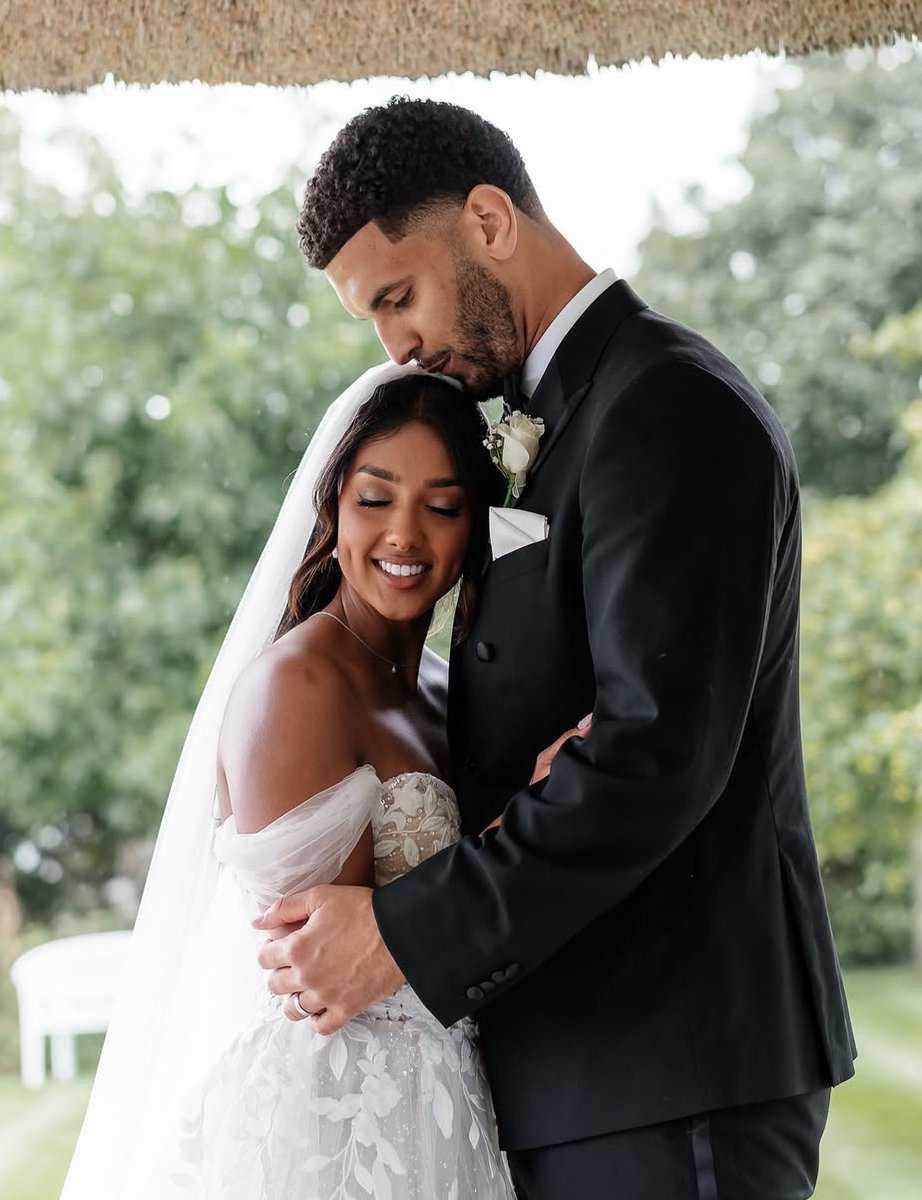 sanaravishing's tweet image. Love Island Season 9 winners Kai and Sanam are officially MARRIED! ❤️

#LoveIsland