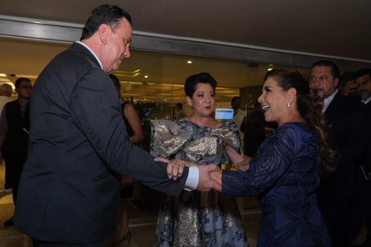 Gobierno y empresariado refrendan trabajo conjunto para consolidar Q.Roo como motor del turismo, líder en inversión y referente económico en Am. Latina y el mundo. Destacan avances en seguridad, disminución de 5.6% en robos a negocio. turquesanews.mx/cancun/mara-le…