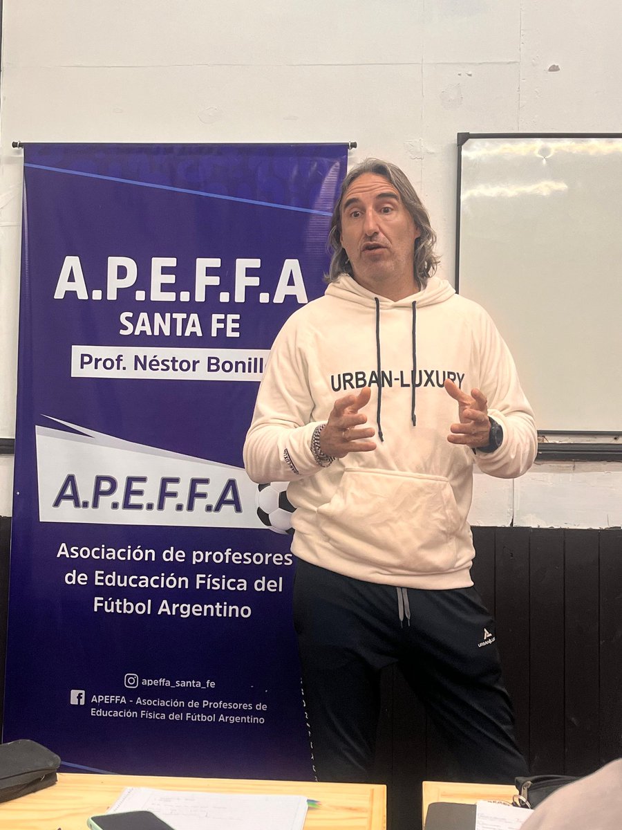 Agradezco al amigo @hugodiazpf por invitarme a disertar en @apeffa_santa_fe @apeffaoficial sobre la relación Director Técnico y PF en la dinámica de un cuerpo técnico. Siempre es un placer sembrar en los estudiantes la semilla de la inquietud para que germine en conocimiento ⚽️