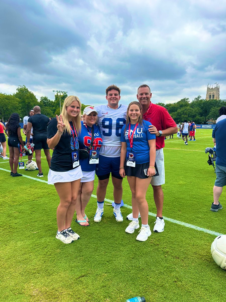 Family Day on the Hilltop🐎⬆️ ❤️💙❤️ #ponyupdallas