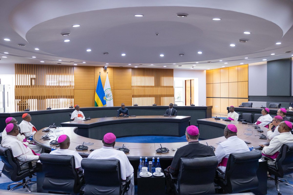 SquareNews82603's tweet photo. 📸 Le cardinal Fridolin Ambongo, archevêque de Kinshasa, est à Kigali avec les évêques du SCEAM pour l’Assemblée plénière (31 juil-4 août 2025).
🤝 Message fort : paix, justice & réconciliation en Afrique des Grands Lacs.
#RDC #CardinalAmbongo #SCEAM #Paix #Kigali #Afrique https://t.co/wUJy6Nv6K5