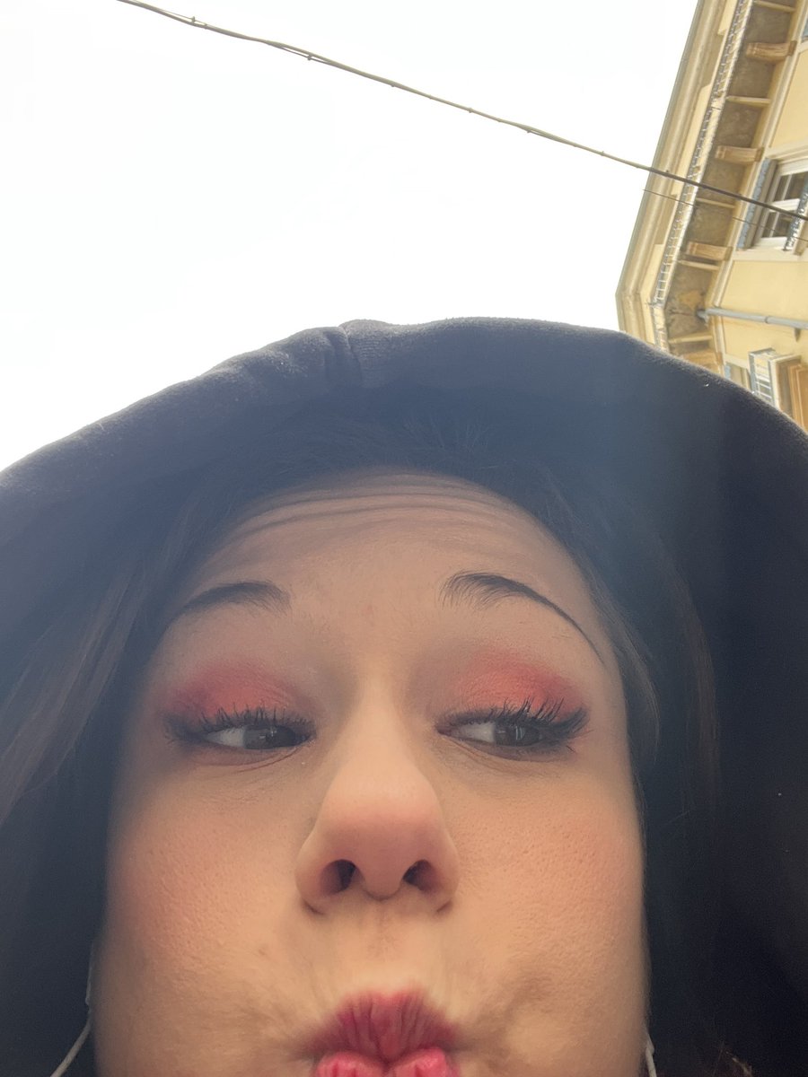 c moi la plus belle 
regardez moi 
regardez moi 
regardez moi
regardez moi 
regardez moi
regardez moi 

pardon j’me suis prise pour thais j’croyais qu’on faisait une compet de la pick me ultime