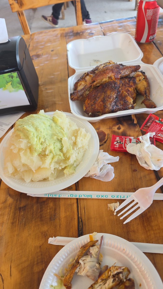 En Boquete abrió un pollo a la leña. Riquísimo la verdad.

La cosa es que un par de gringos dicen que está caro y empezaron a tirarle hate... Díganme ustedes si $15 es caro para un pollo entero grande con yuca al mojo.