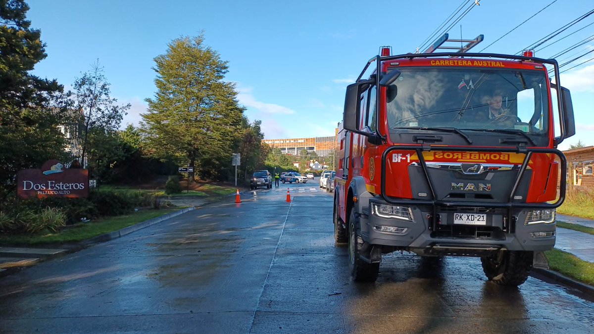 Equipos de la Municipalidad recorrieron sectores de #PuertoMontt para constatar los efectos de las fuertes lluvias del viernes. Un punto aún afectado fue en Regimiento con Dos Esteros, que pudo ser atendido gracias a personal de Operaciones y un contrato de la Dimao.