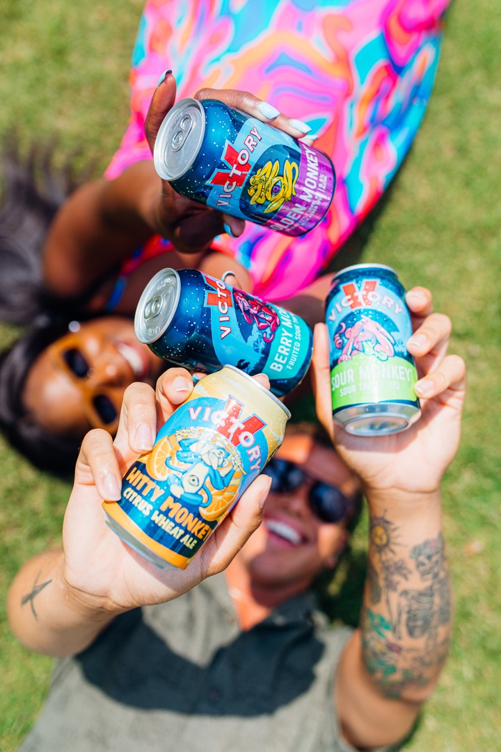 AlabamaCrown's tweet image. Eyes on the sky &amp;amp; a can in the hand. This is the way! And it's @victorybeer in hand, featuring the @victorymonkeys: Witty Monkey Citrus Wheat Ale, Fruited Monkey Fruited Sour Ale, Sour Monkey Sour Tripel. 

#TasteVictory #MonkeyStyle #VictoryBrewingCo #Ale #CraftBeer