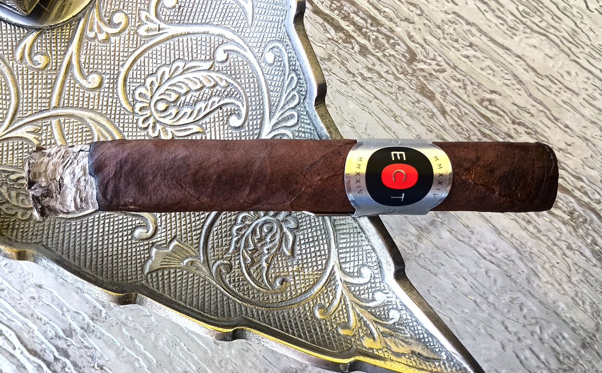 Review of Cohiba Spectre 2024 Cigar, An Ultra-Premium $150 Limited-Edition Toro: 
cigarczars.com/review/cohiba-…