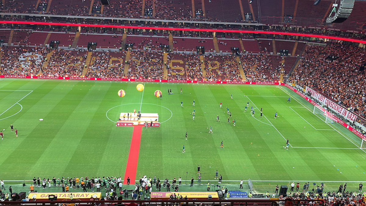 orkunun havalimanı karşılamasında daha çok insan vardı