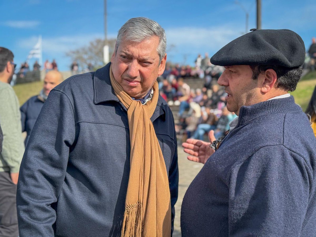 ¡Comenzaron las actividades del Mes del Bicentenario!
En la explanada de la Piedra Alta vivimos el tradicional Periconazo Oriental, con la presencia del Intendente <a href="/PajaroEnciso/">Carlos Enciso Christiansen</a>, la Comisión del Bicentenario, vecinos y delegaciones de todo el departamento.