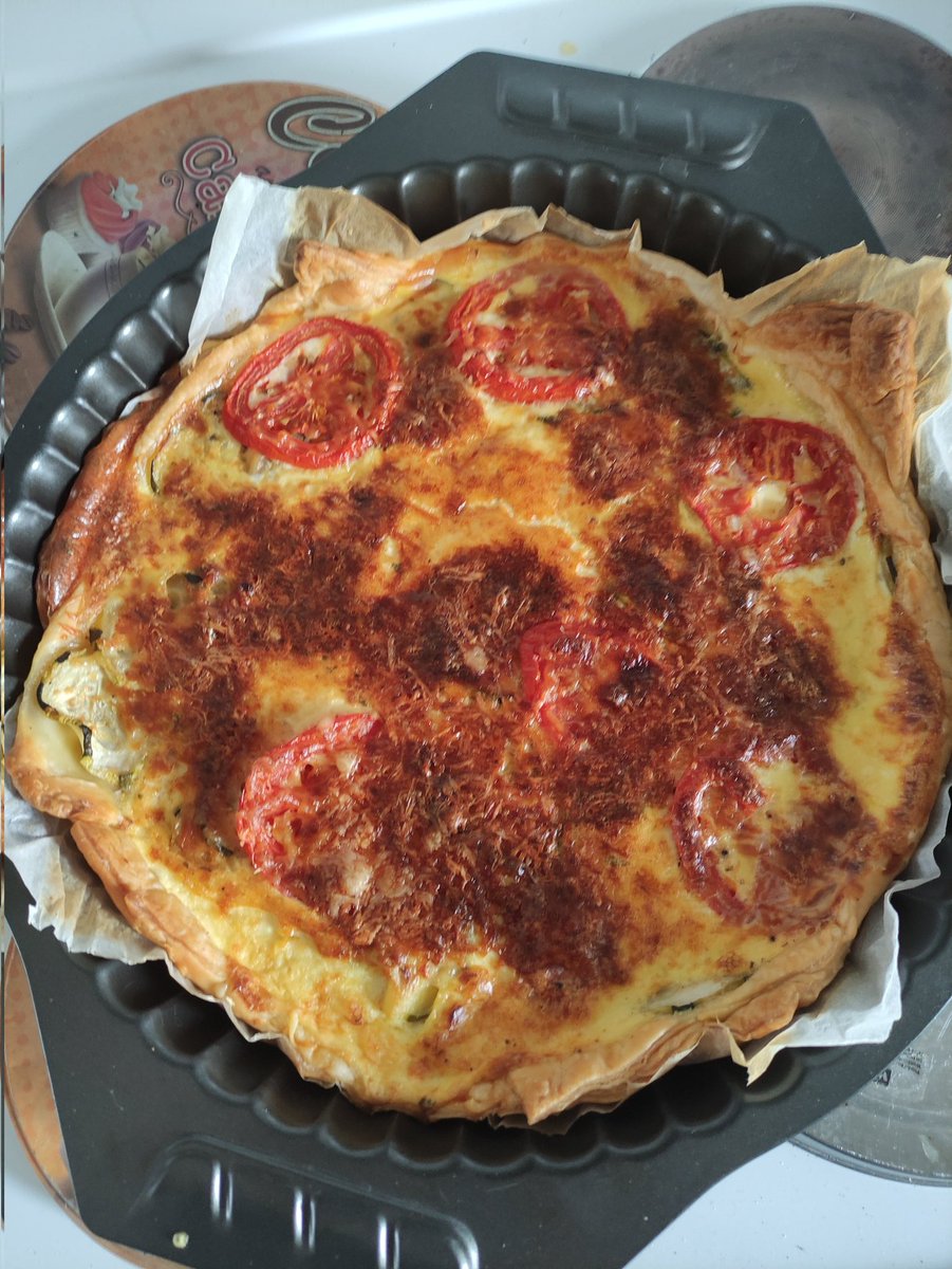 Ce soir , tarte aux courgettes et tomates avec petits lardons et gruyère avec des endives en salade 😋😜