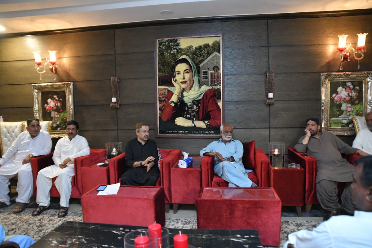 SuhailGadehi's tweet photo. سیال ہائوس انورآباد لاڑکانو:
"صلح کا پرچم، قیادت کا نشان — سردار طارق انور خان سیال صاحب روزانہ برادریوں میں صلح کروا کر محبت، ہم آہنگی اور اتحاد کی نئی تاریخ رقم کر رہے ہیں۔"
@siyal_anwar
#سردار_امن #روزانہ_صلح
#محبت_کا_پیغام #SardarTariqueSiyal #LeaderOfPeace https://t.co/UOytfOQo52