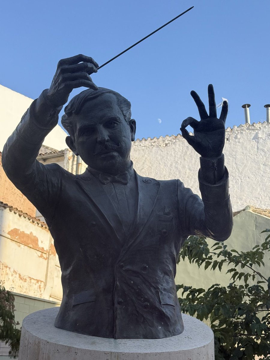 nabi_onandia's tweet image. 🌍✨ La música no necesita escenario; basta un alma que la sienta… y una luna que la escuche🌙🎼
#Emoción #MúsicaUniversal #Eterni