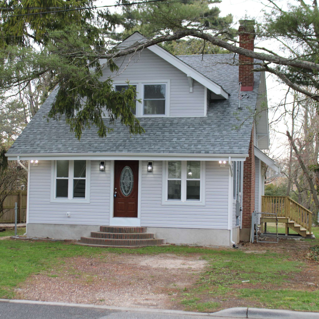 Tonight on #HouseHunters 💐
Two sisters and one of their boyfriends seek a house together in New York. But finding a home where all three of them can live, without it getting awkward, is almost impossible.

10|9c on @HGTV 🏡

 #Sisters #Roommates #HouseHunting #NewYorkLiving