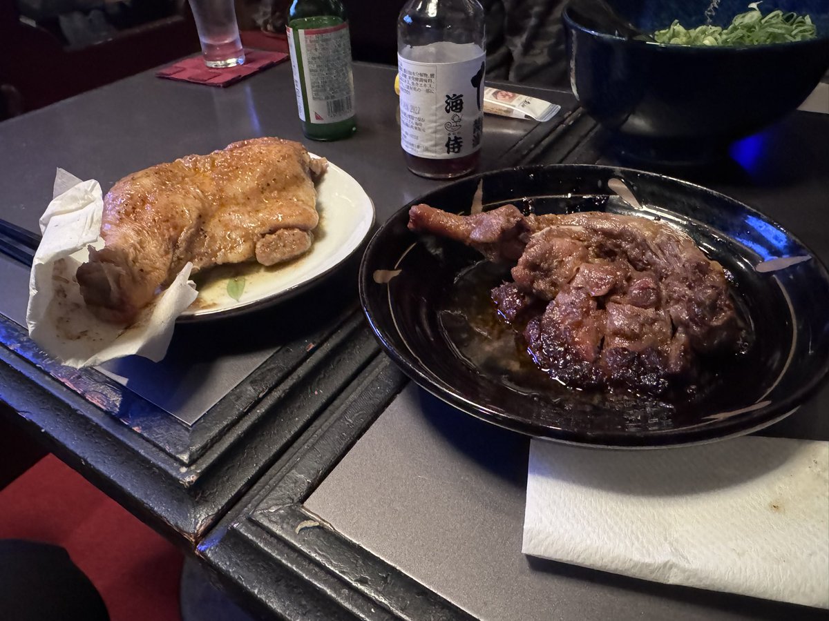 YF2PlXBK8TZBfGC's tweet image. 青江さんと栗鳥巣さんのイベントへ
フライヤーの原画も見せていただき製作秘話も、アクセサリーもすごく素敵なものばかり
価格設定間違えてるんじゃないかな？ってくらい優しい金額でした。
タコ刺し、ゴーヤチャンプル
うどん5玉、骨付き鶏…しょうゆ豆
食べすぎました…
#青江悠太郎
#栗鳥巣
#frame