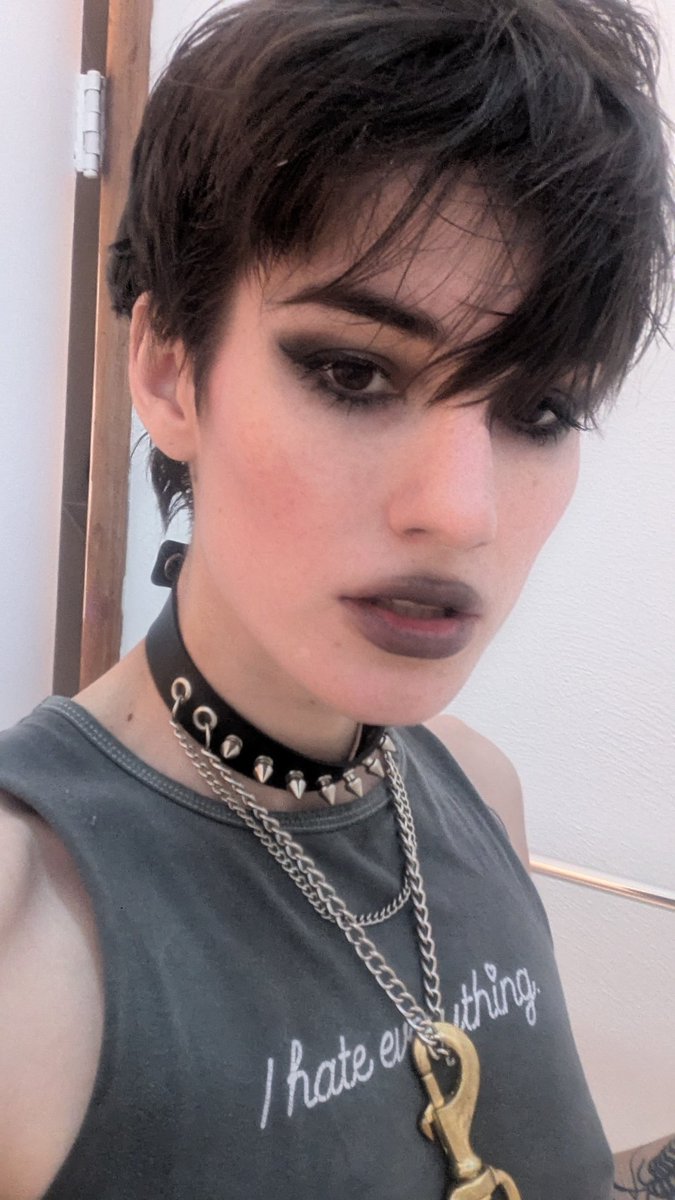 I'm streaming on the free only fans right now onlyfans.com/mia_rand