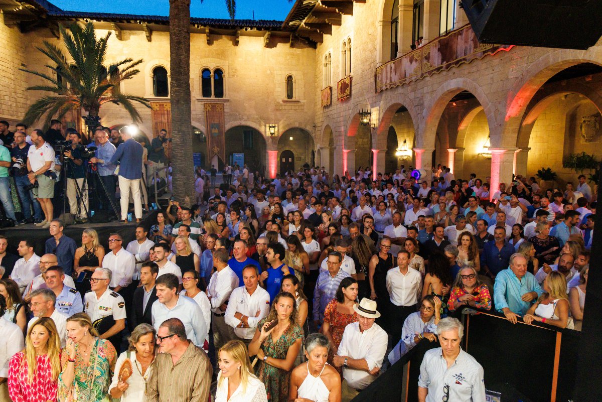 👑 El Rey Don Felipe presidió la entrega de trofeos a los campeones de la 43ª #CopaReyMAPFRE y a los nuevos campeones de Europa de ORC en el Palacio de La Almudaina.

Una noche única para celebrar el esfuerzo, la excelencia y el espíritu deportivo de todos los equipos