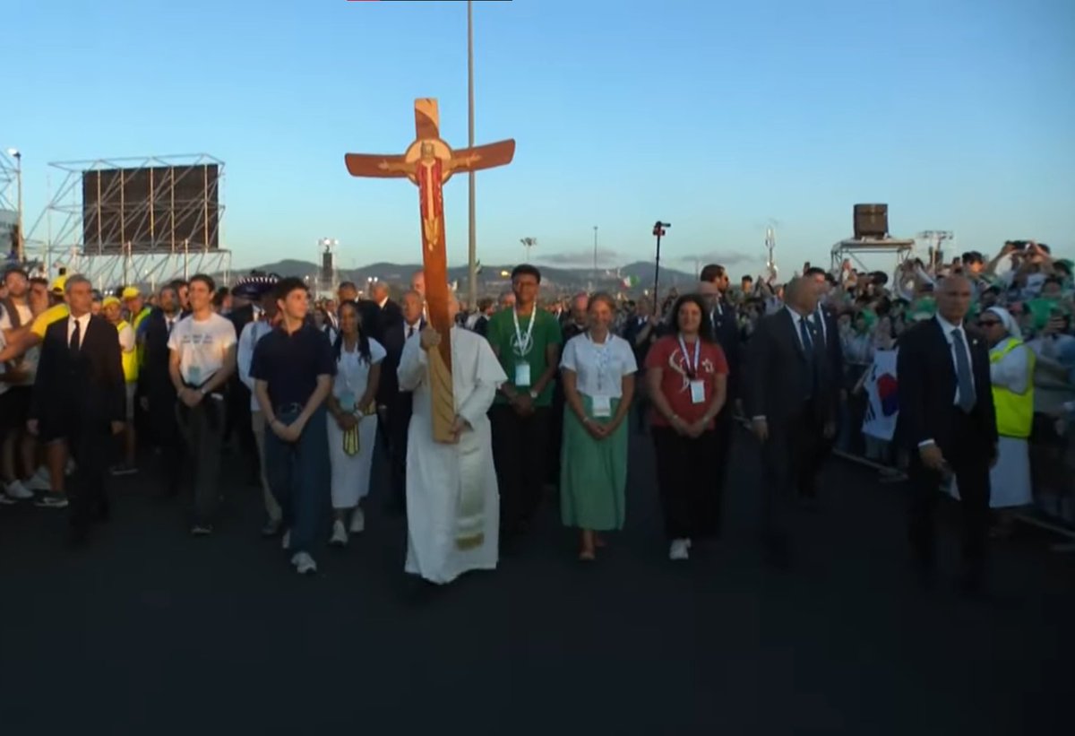 romereports's tweet photo. The IMAGE ๐ท of @Pontifex_ arriving at TOR #VERGATA โผ๏ธ
Pope Leo XIV with the cross of the #JUBILEE โ๏ธ https://t.co/eqsynqpO0f