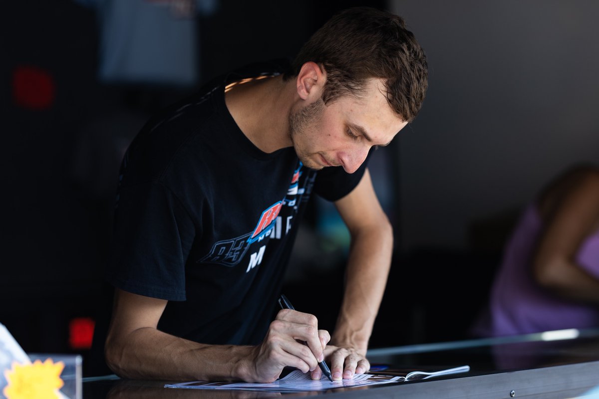 ✍️ 𝑨𝒖𝒕𝒐𝒈𝒓𝒂𝒑𝒉 𝑺𝒆𝒔𝒔𝒊𝒐𝒏 ✍️

Many of the World of Outlaws <a href="/NosEnergyDrink/">NOS Energy Drink</a> Sprint Car stars will be signing autographs from 4-4:30pm at their merch trailers!