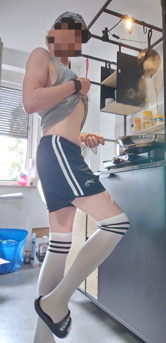 real_FemBoy344's tweet photo. Femboy cooking for a good friend :3, hehe hope he didn't saw me lifting that Tanktop hehe 

#Femboy #femboycooking
#gay #twink https://t.co/MRRpuzJf8H