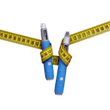 إبر التنحيف ليست حلًا سحريًا
رغم شعبيتها الواسعة، إلا أن أدوية مثل "أوزمبيك" و"ويغوفي" لم تُصمم أساسًا للتنحيف، بل لعلاج السكري.
نعم، قد تساعد على فقدان الوزن… لكن مع آثار جانبية مثل الغثيان، مشاكل في المعدة، وحتى تغيرات نفسية.
كما أنّ التوقف المفاجئ عنها قد يؤدي لاسترجاع الوزن