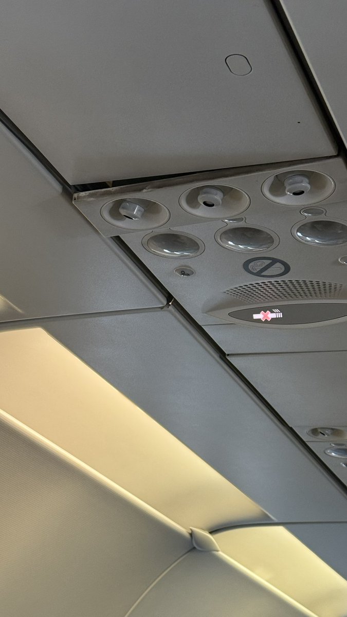 malsharekh's tweet photo. @Saudi_Airlines سافرت على رحلة من الجوف إلى الرياض وللأسف الطائرة متهالكة سواء المقاعد او السقف وحتى خدمة المظيفين لم تكن على الوجه المطلوب، يؤسفني انه في عصر المنافسة على تقديم الخدمة الافضل يكون هذا مستوانا. https://t.co/hue6ITR3Sq