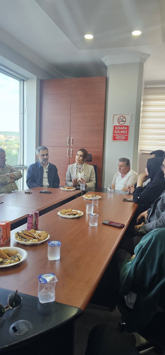 📍Kayışdağı Mahallesi | Sivas İmranlı Türkkeşlik Köyü Derneği

Kıymetli teşkilatımız ile birlikte gerçekleştirdiğimiz ziyaretimizde, Sivas İmranlı Türkkeşlik Köyü’nden hemşehrilerimizle gönülden bir buluşma yaşadık.
Samimiyet, memleket sevdası ve dayanışma ruhunun hissedildiği bu