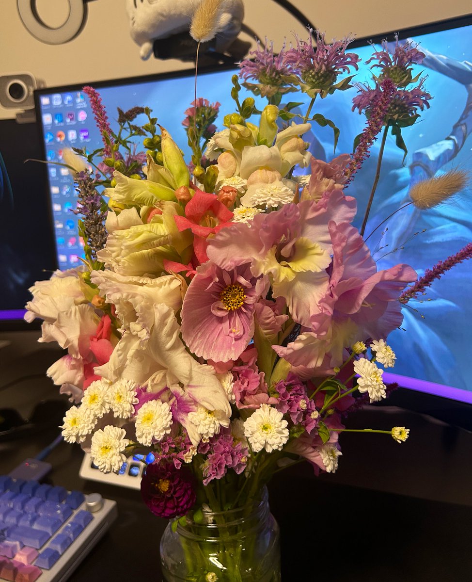 koravexx's tweet image. TWIN APPRECIATION POST:
The other day, my sister bought me a bouquet of flowers. 💐 🥰