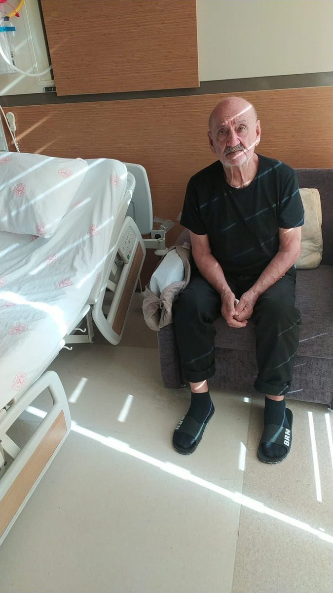 Burası Balıkesir ATATÜRK şehir hastahanesi radyoloji onkolojisi 8412 nolu hasta koğuşu eşim yaklaşık 20 gündür bu serviste ışın tedavisi görmekte bende kimsemiz olmadığı için refakatçi olarak eşimin yanında kalmaktayim.
Radyoloji onkolojisi uzman doktorumuz FUNDA ÇUKURÇAYIR ve