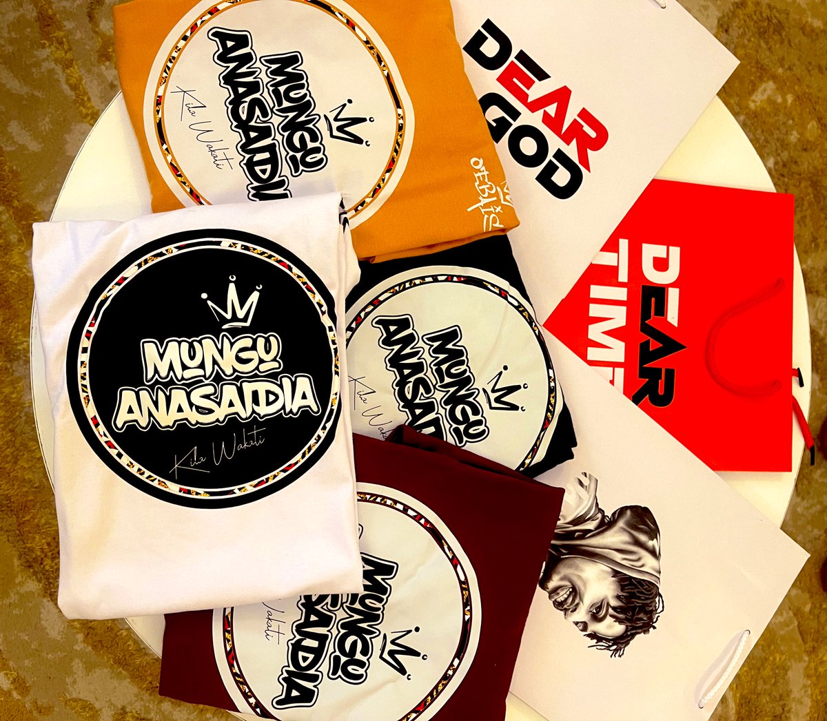 Ile design nyinyi hunipiga support nashukuru sana.

Here lies a community  that believes in what I do, thats why my voice is forever independent.

No agency can buy me, cos the people support me.

Today was merchandise delivery day.