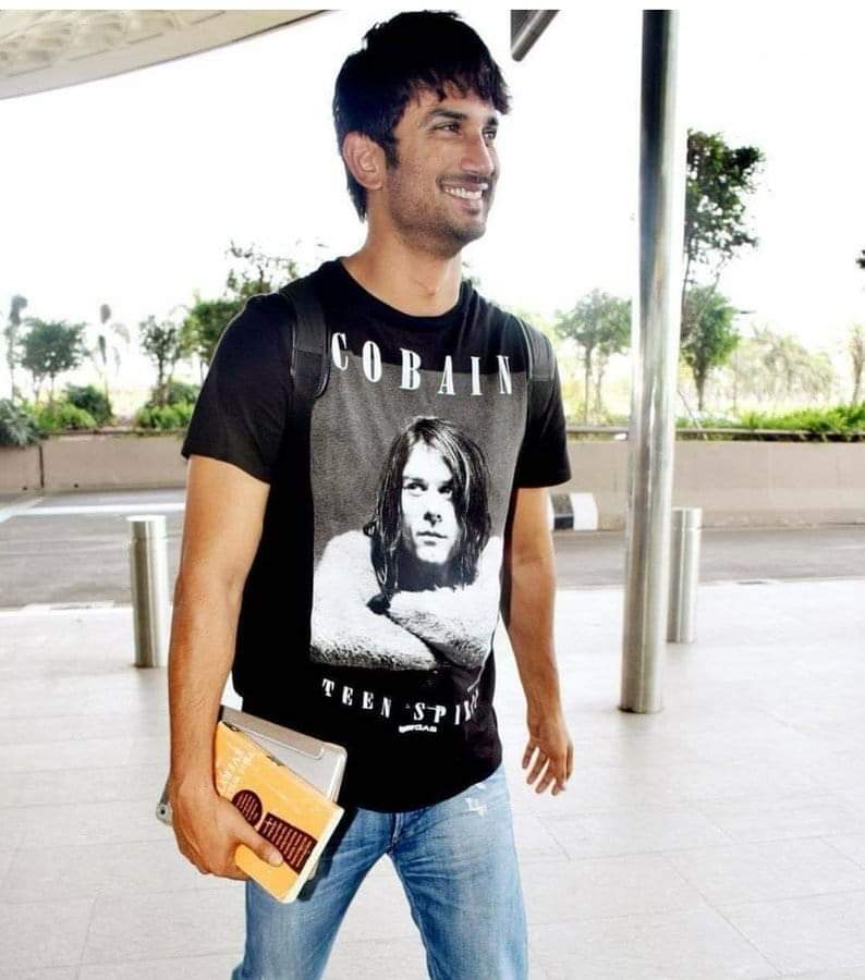 They say Books are a Human's Best friend and Sushant always took them with him wherever he went

He always carried his best companion everywhere he went 📚📖

Sushant Love For Books 
#SushantSinghRajput𓃵