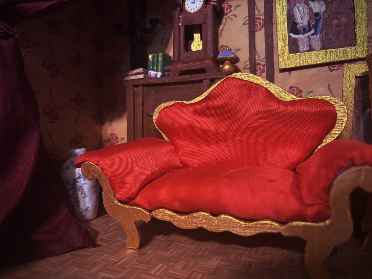 I'm finally done with this!!!! i recreated the room from the goldenertraum opening!!!
╰(*´︶`*)╯♡ #pocketmirror