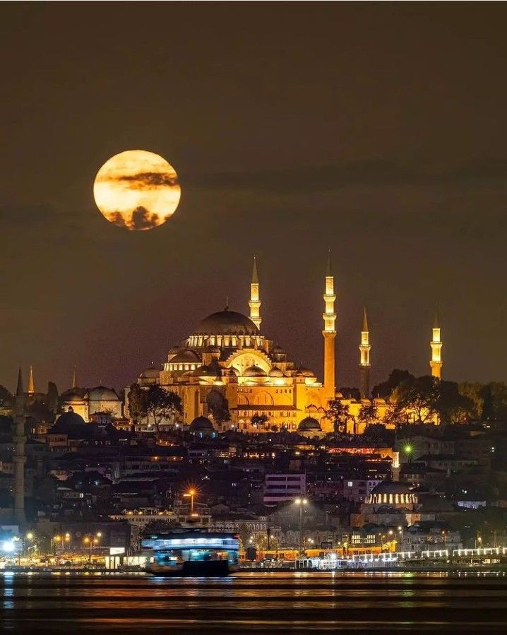 Sfran_34's tweet photo. “Yeryüzüne Ay’ı indir o bir şehir olsun

Yaklaştıkça büyüyen,

Ayrıntıları setleri bahçeleri

Yumuşak çizgileriyle ortaya çıkan

İşte ben o şehri yaşadım yıllarca

İstanbul'da parça parça...”

. https://t.co/7U1WawQtJG