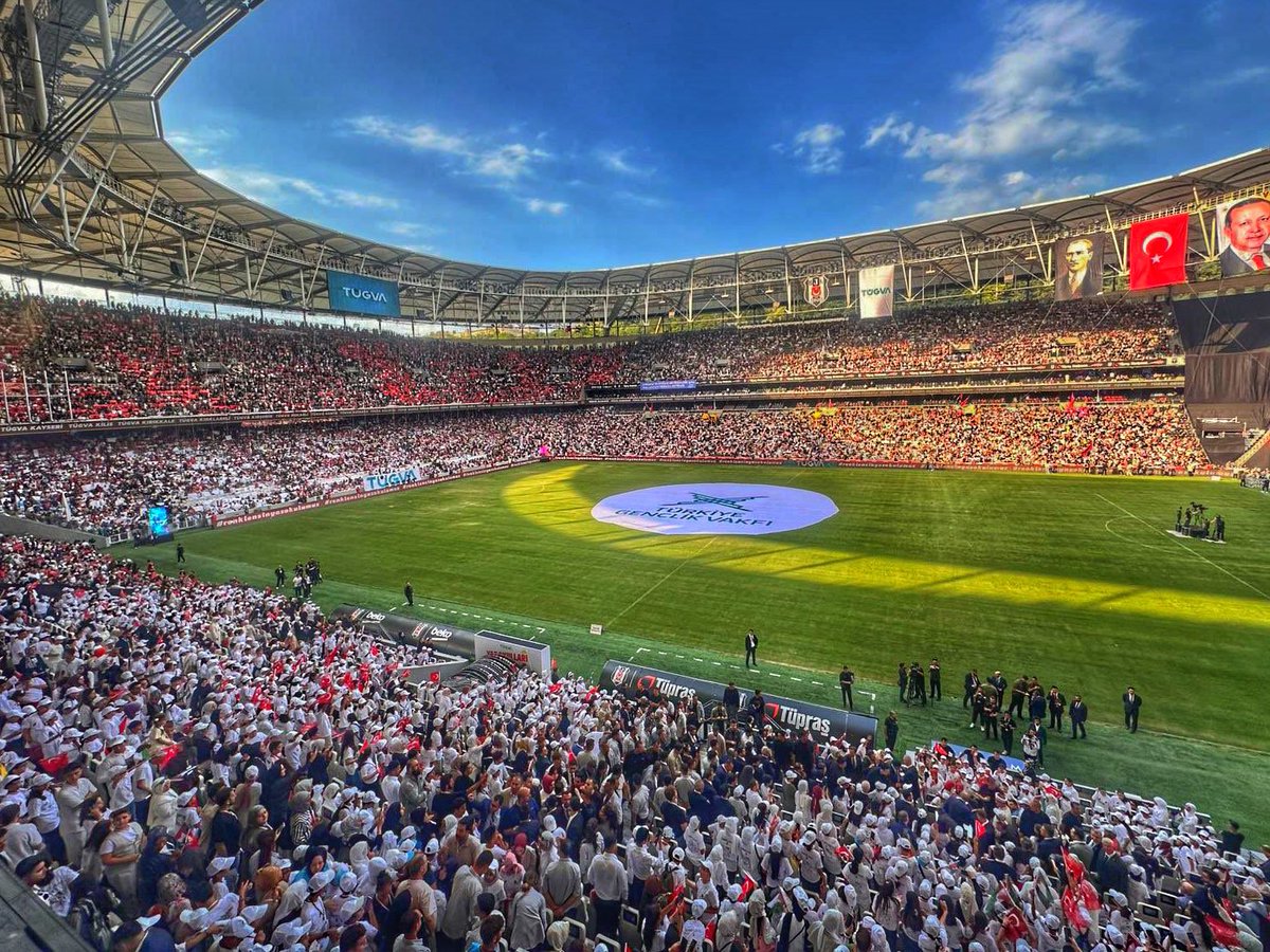 Burası Beşiktaş Stadyumu.
Maç yok, konser yok.
Yaz okullarında eğitim gören 55.000 genç ve onlara inanan bir irade var.
TÜGVA, uzun yıllar hem dışarıdan hem içeriden görmezden gelindi.
Ama sabırla, inatla yürüdü.
Bugün bu stadyum bir fotoğraf değil, bir cevaptır.