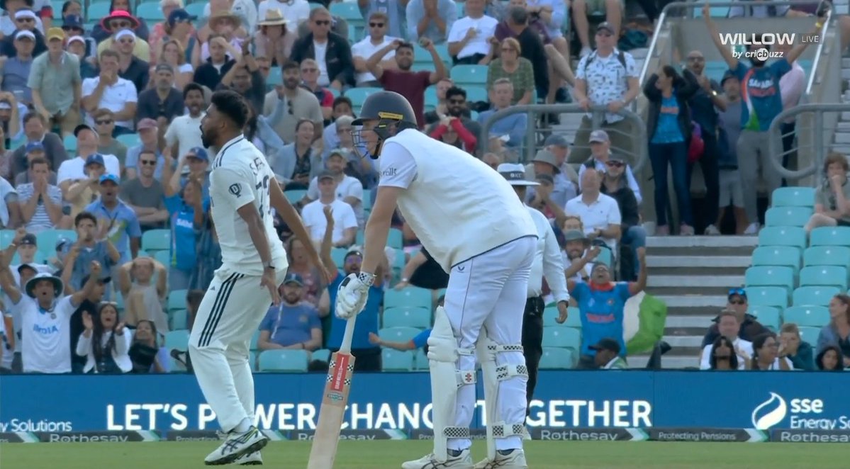 IAm_RajVardhan's tweet image. 1st challan of the fifer is executed by a unexpected Yorker, as Gill moved YBJ to deep square leg making ceawley think that Siraj will bowl bouncer but it was wicket taking yorker.Come on DSP saab! 
#ENGvIND #INDvEND #INDvsENG