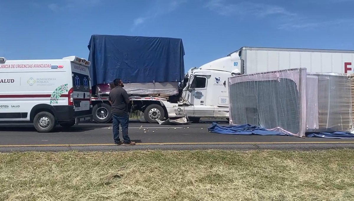 NotSanLuisP's tweet photo. #NoticiasSLP | Choque entre tráiler y plataforma de carga en carretera 57, casi llegando al entronque a Villa de Reyes. Parte de la mercancía quedó sobre el rodamiento y ha generado tráfico en la zona. 
📸⤵️ https://t.co/LZuva2KbZ6