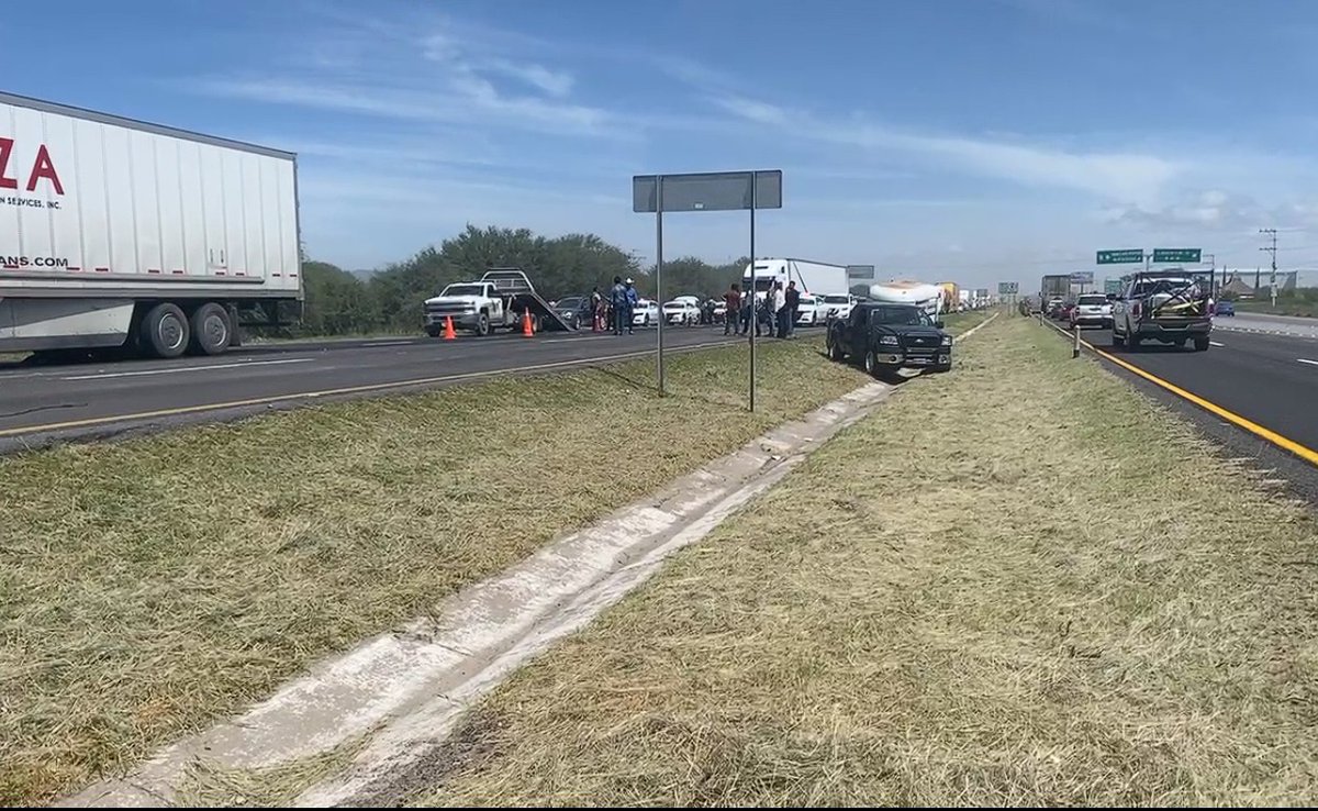 NotSanLuisP's tweet photo. #NoticiasSLP | Choque entre tráiler y plataforma de carga en carretera 57, casi llegando al entronque a Villa de Reyes. Parte de la mercancía quedó sobre el rodamiento y ha generado tráfico en la zona. 
📸⤵️ https://t.co/LZuva2KbZ6