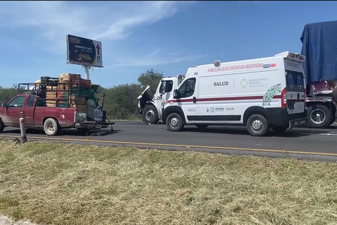 NotSanLuisP's tweet photo. #NoticiasSLP | Choque entre tráiler y plataforma de carga en carretera 57, casi llegando al entronque a Villa de Reyes. Parte de la mercancía quedó sobre el rodamiento y ha generado tráfico en la zona. 
📸⤵️ https://t.co/LZuva2KbZ6